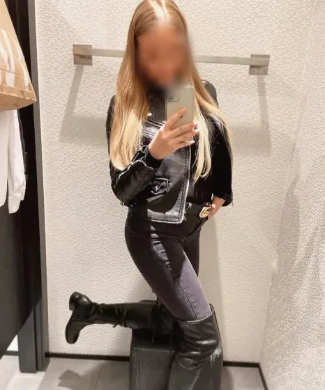 Astrid, 33