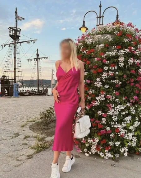 Julie, 29
