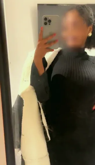 Rosa, 25